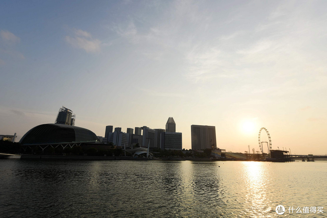 对面的摩天轮，还有戏称为“大榴莲”的滨海艺术中心Esplanade，里面经常上演很多国际化的演出。最近正值新加坡国庆节之际，这边每天都有排练演出和庆典的场景。