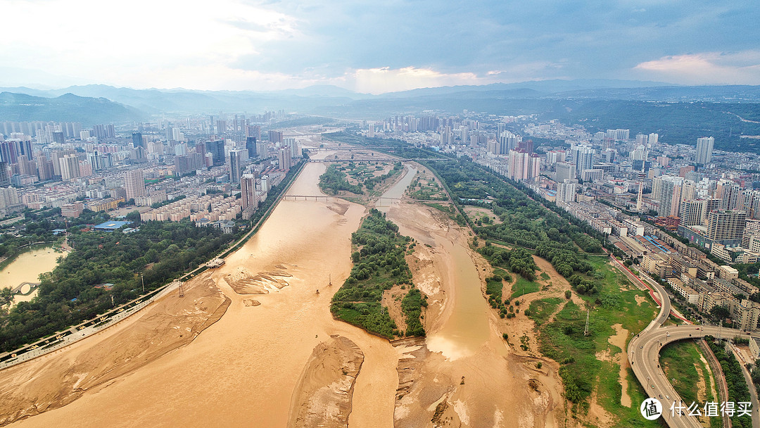 宝鸡市景。黄土高原典型特征：雨后黄色的渭河水