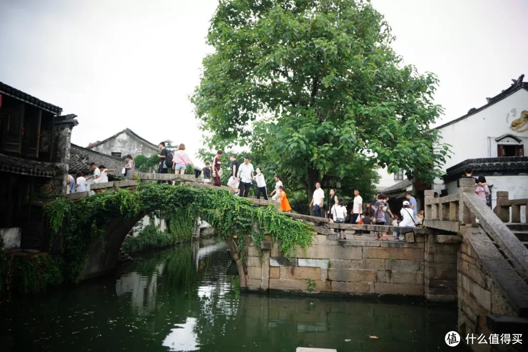 不止水乡古镇和缥缈烟雨，三毛魂牵梦绕的周庄，还有让人魂牵梦绕的蹄髈……