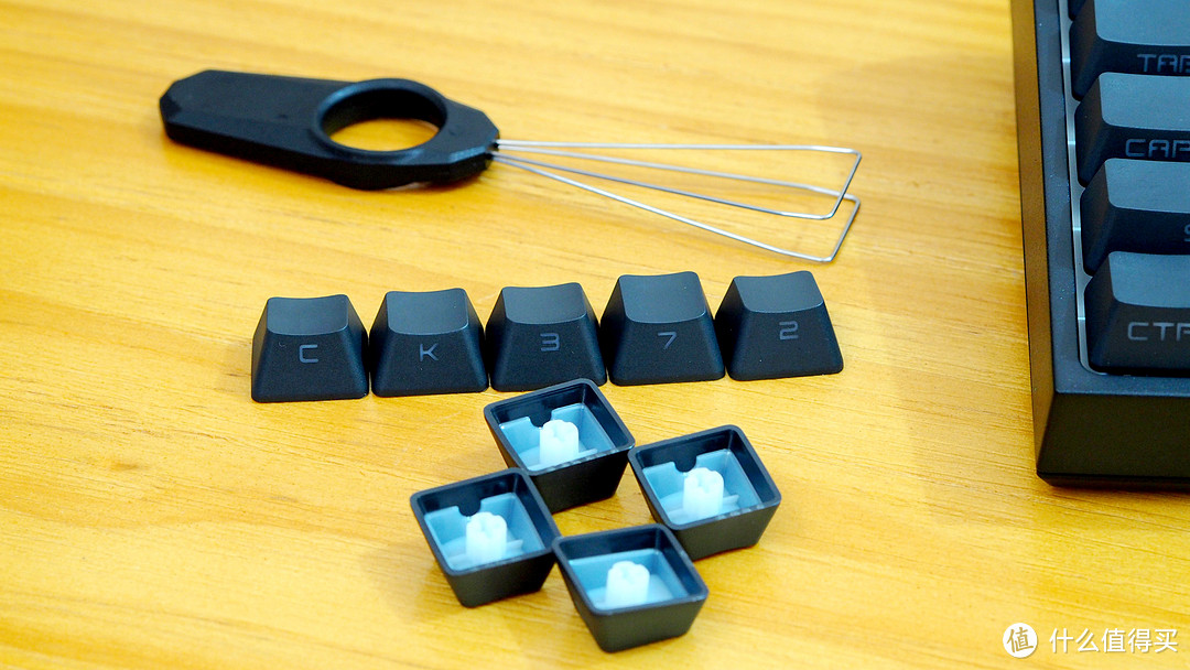 出厂自带PBT双色侧刻键帽的RGB键盘——酷冷至尊(CoolerMaster) CK372 RGB 茶轴 机械键盘