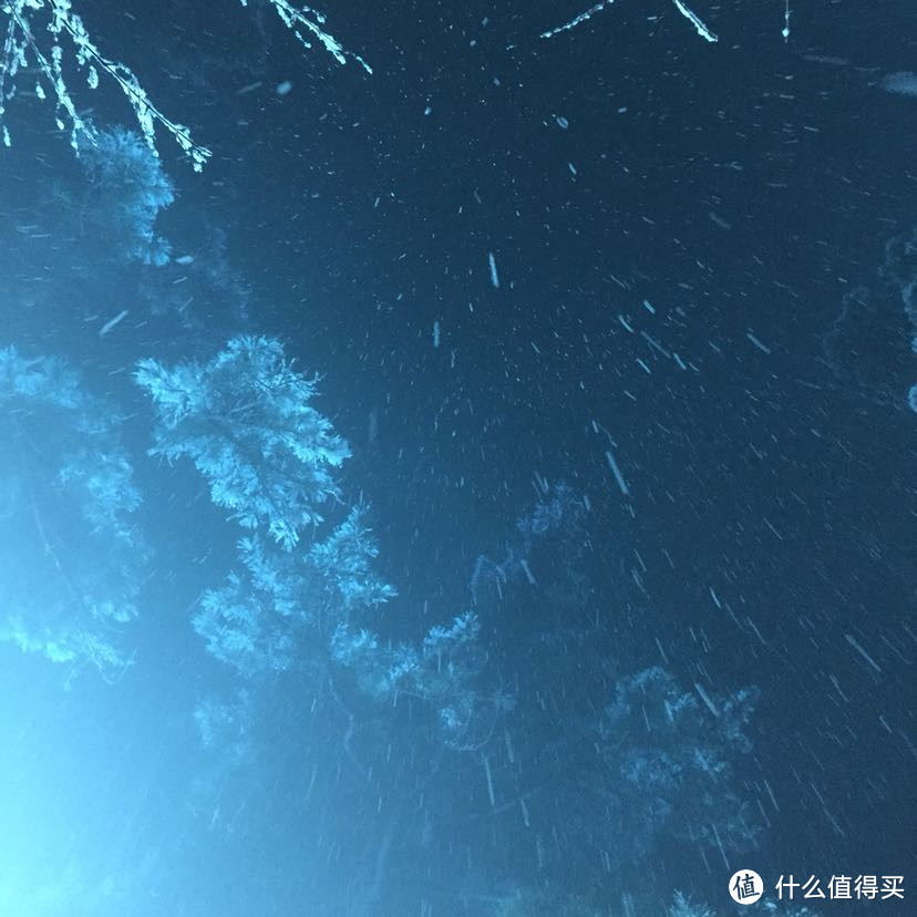 晚来天欲雪，华岳正当时。记雪夜登华山