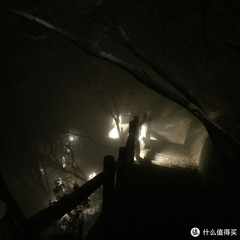 晚来天欲雪，华岳正当时。记雪夜登华山