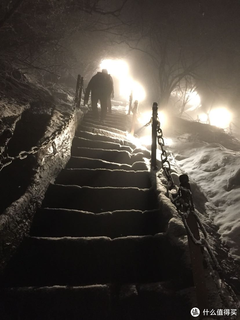 晚来天欲雪，华岳正当时。记雪夜登华山