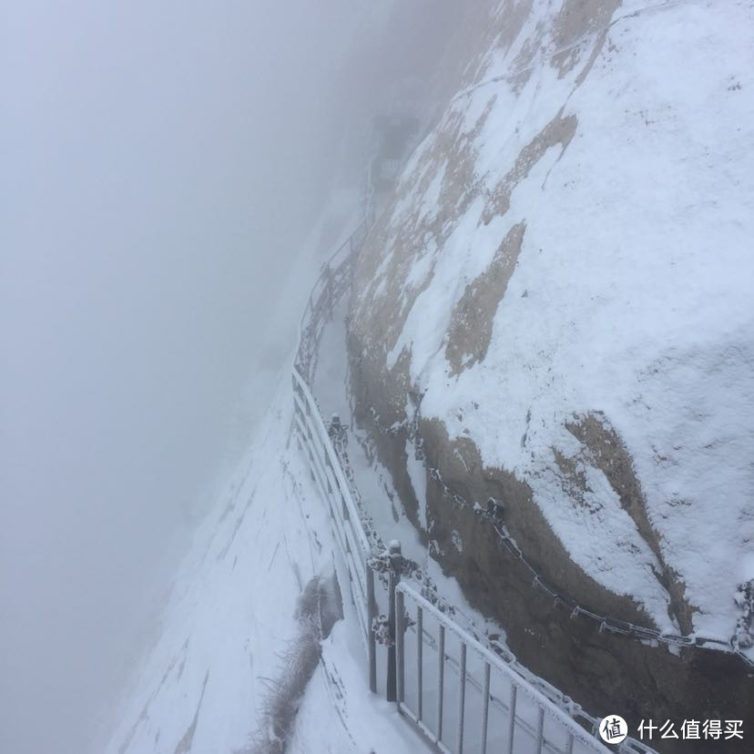 晚来天欲雪，华岳正当时。记雪夜登华山