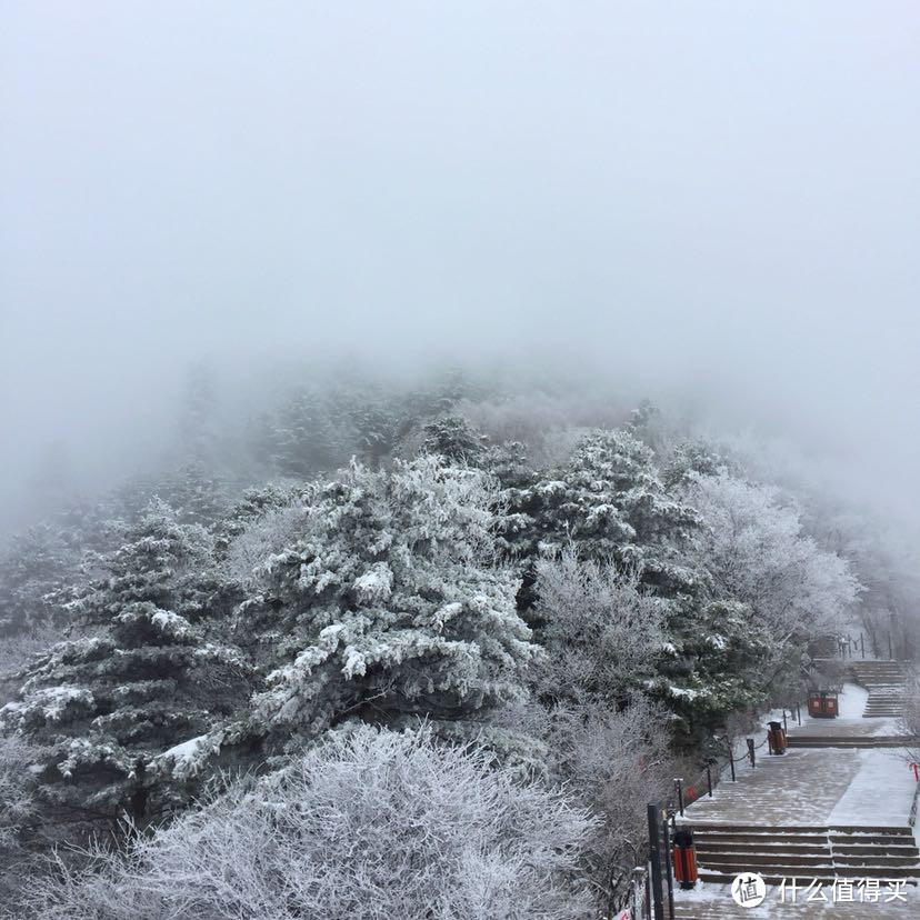 晚来天欲雪，华岳正当时。记雪夜登华山