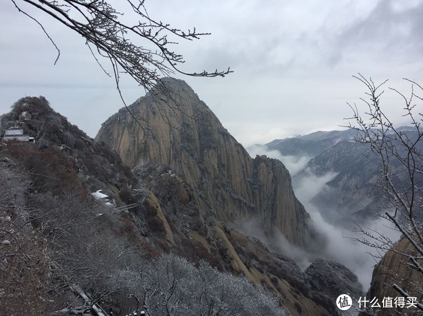 晚来天欲雪，华岳正当时。记雪夜登华山