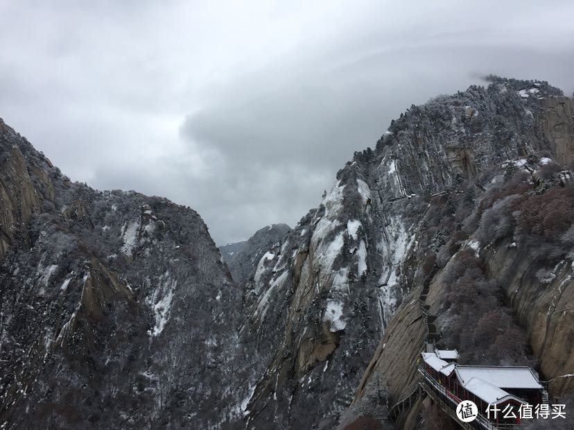 晚来天欲雪，华岳正当时。记雪夜登华山