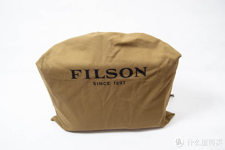 Filson的包包标配防尘袋，比较厚实。