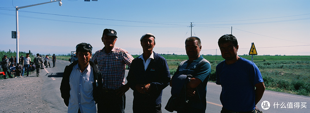 加油的维吾尔族村民