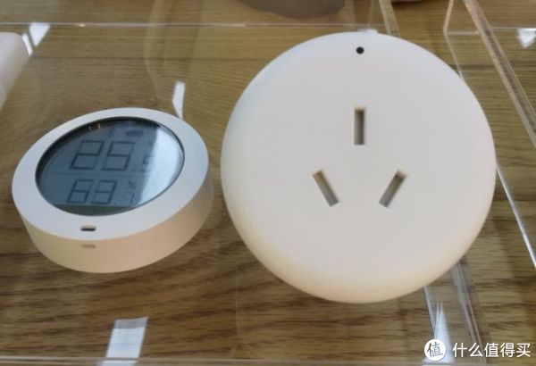 右边的是空调伴侣，左边的是米家温湿度计