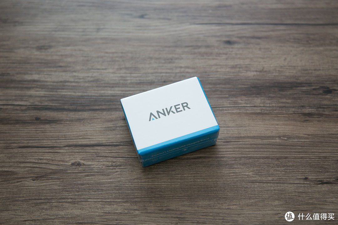 包装依然是Anker产品一贯的白蓝搭配