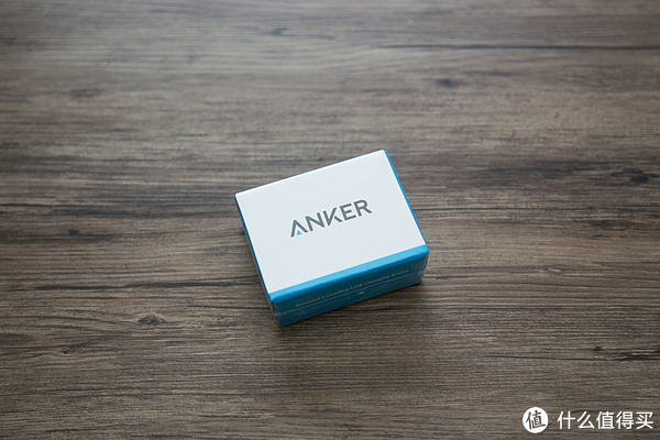 包装依然是Anker产品一贯的白蓝搭配