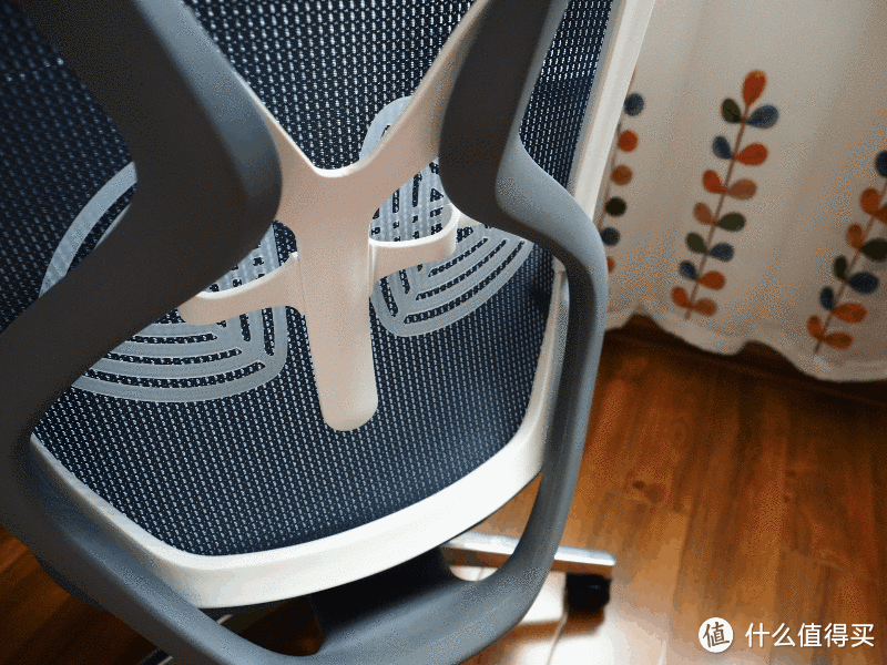 夏日的清爽舒适体验—黑白调双腰托电脑椅