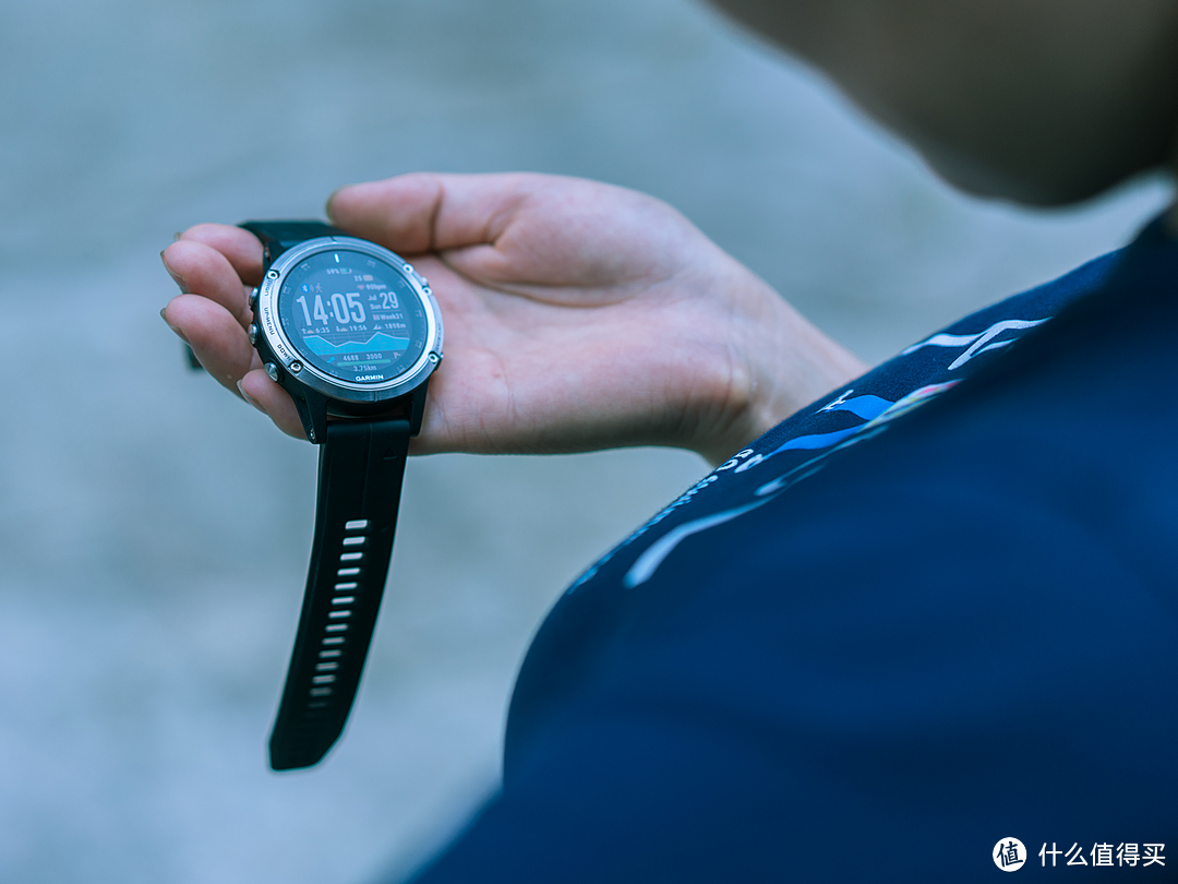 黝黑粗犷帅气逼人！我的健身私教还可以随时守护我！因为他是Garmin Fenix 5 plus