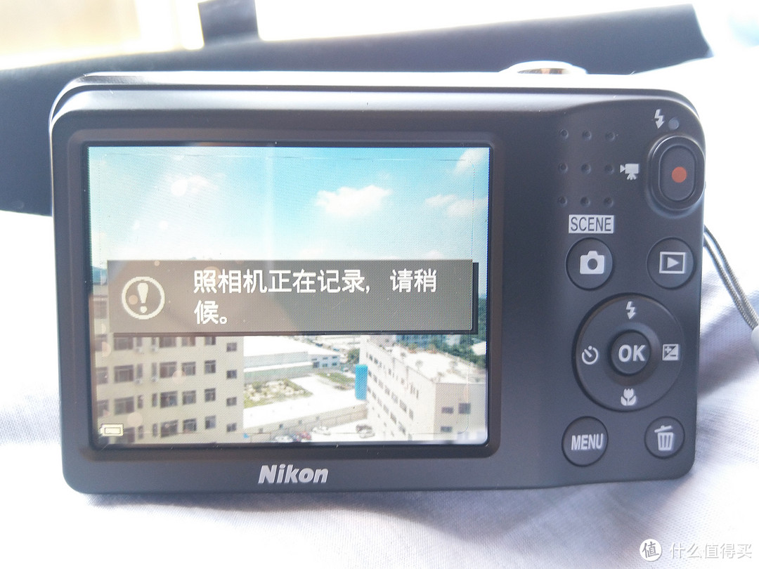 大镜头不及小镜，但能使用5号电池，Nikon尼康A10卡便相机