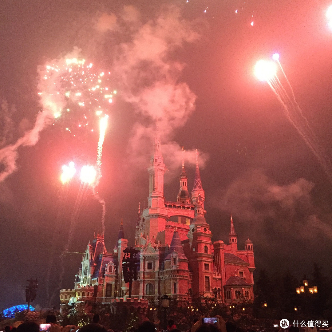 迪士尼中央城堡在烟花和灯光的映衬下，让观众们有一种沉浸式的感受