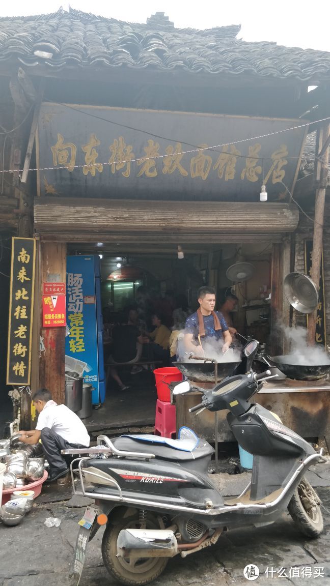 向东街就成了一条小吃街,其实也就是有那么几家牛肉面馆和早餐店