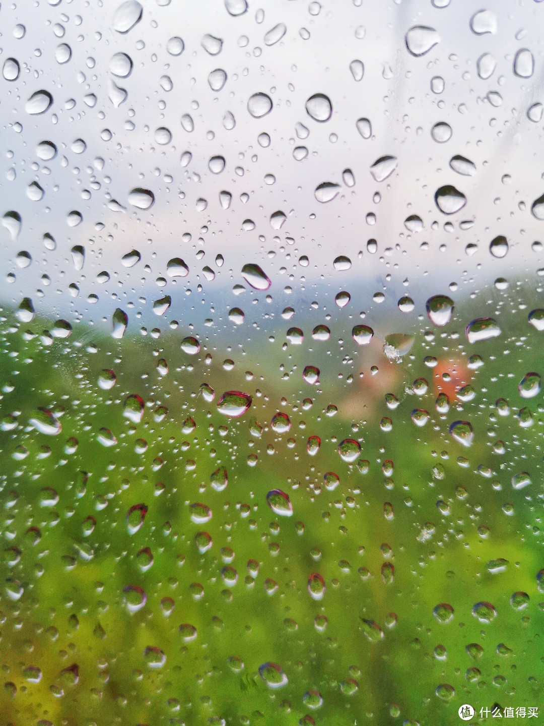 回去时缆车玻璃上的雨滴，像手机屏保不