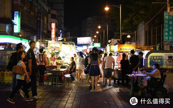  宁夏夜市中样子，中间两行都是小摊小吃，两边是门店。