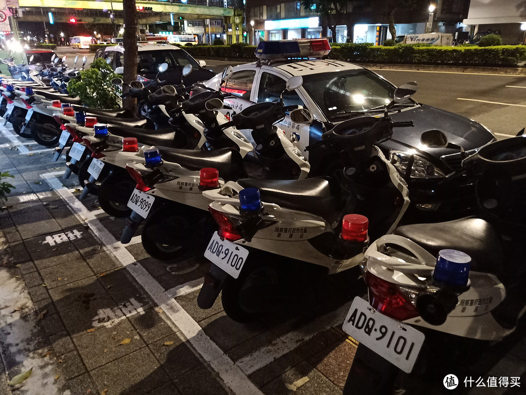 吃完后决定走回旅店,听周围朋友说过,台湾盛行骑摩托车,路过一个