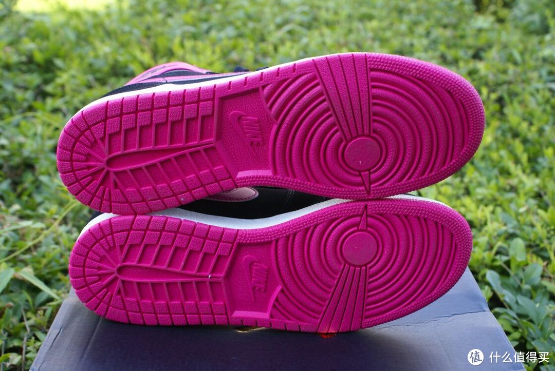 Nike AIR JORDAN 1 情人节限定版高帮篮球鞋开箱晒物