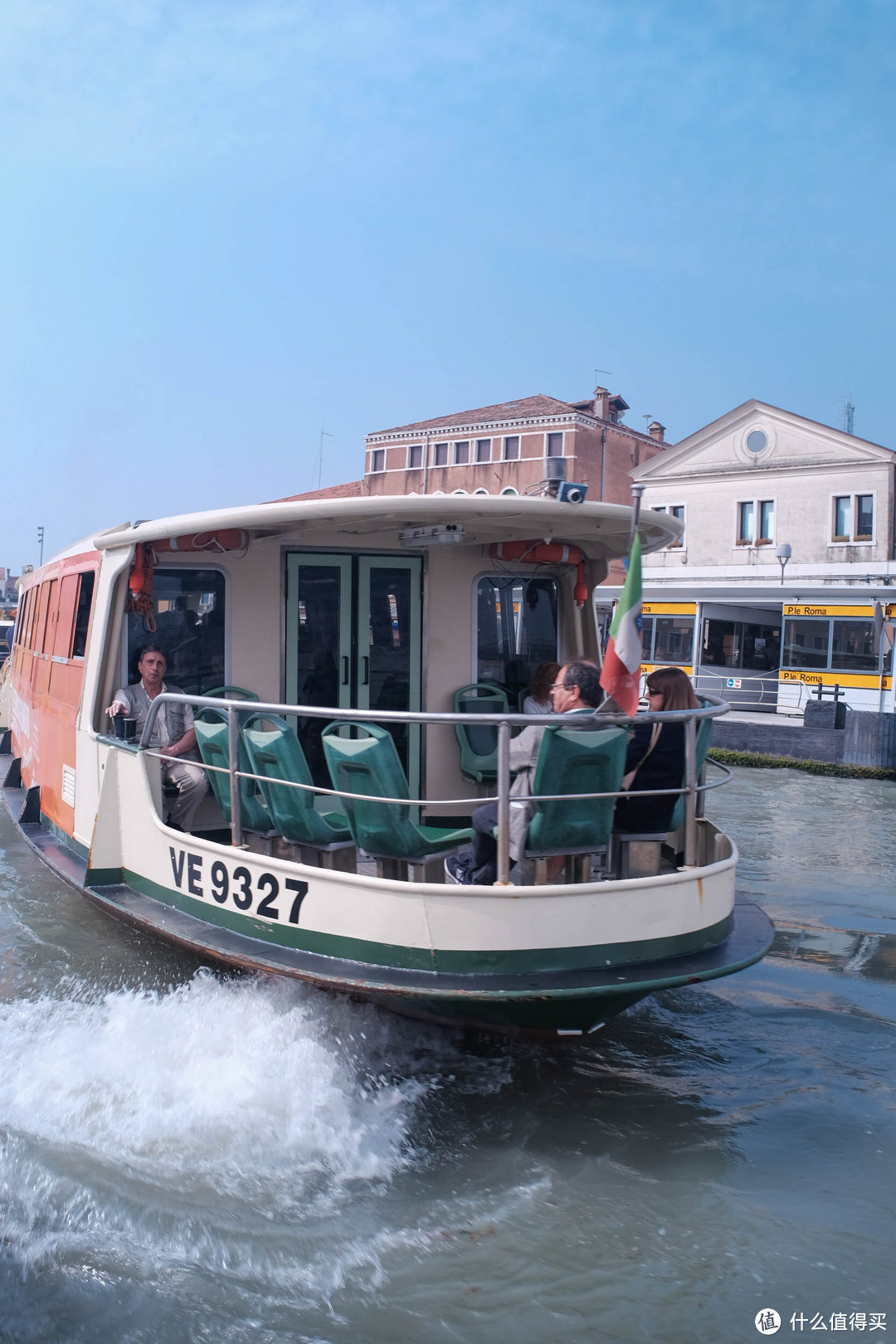 威尼斯的公交船，基本是这样的，但并非所有都有船头的景观位置，碰运气吧。