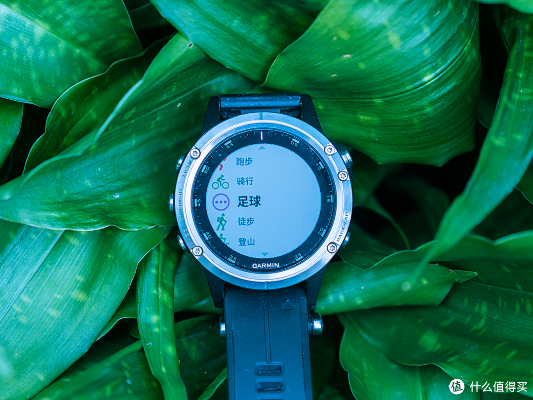 黝黑粗犷帅气逼人！我的健身私教还可以随时守护我！因为他是Garmin Fenix 5 plus