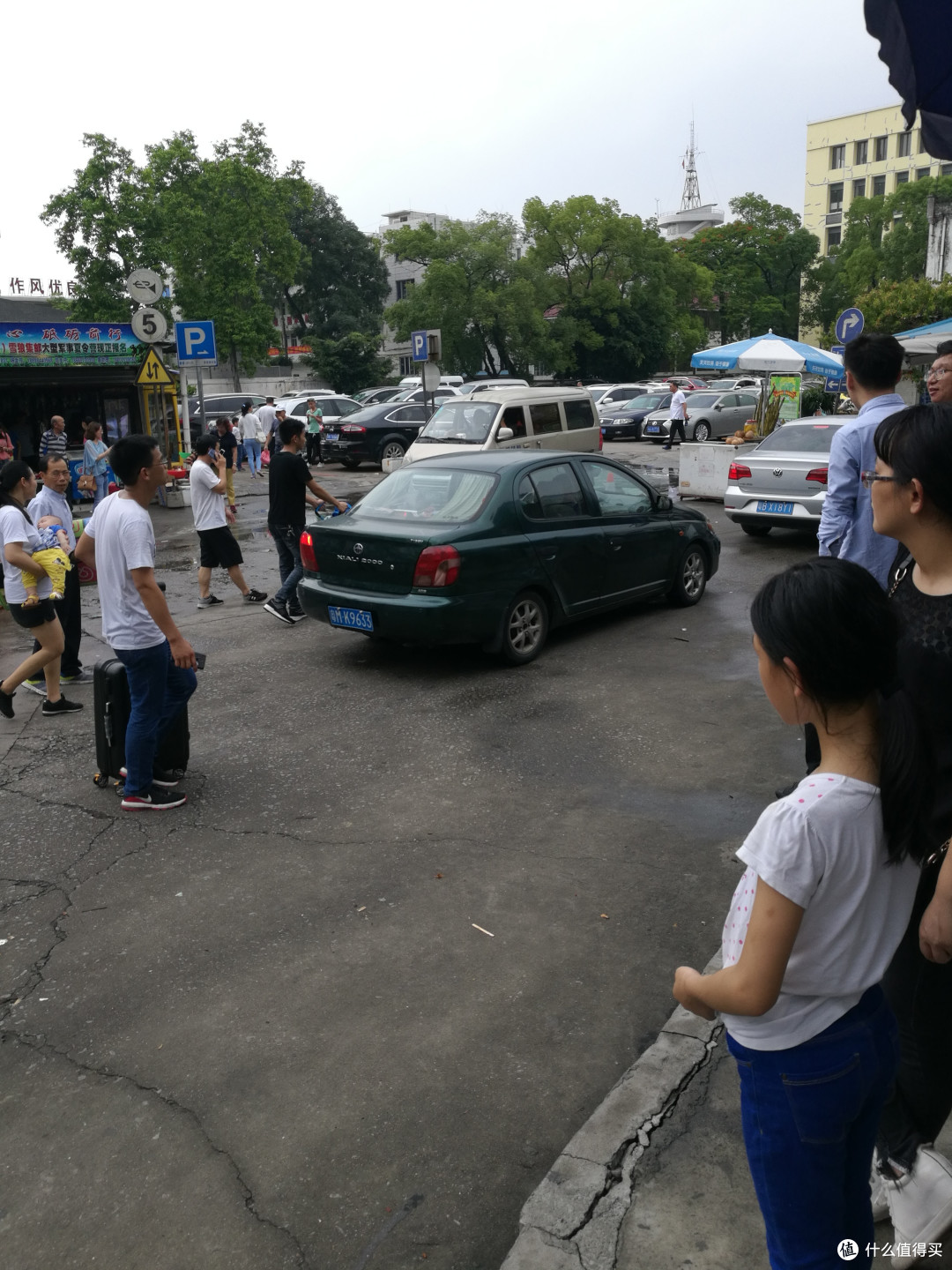 仔细看那辆墨绿色的轿车,惊不惊喜?!意不意外?!