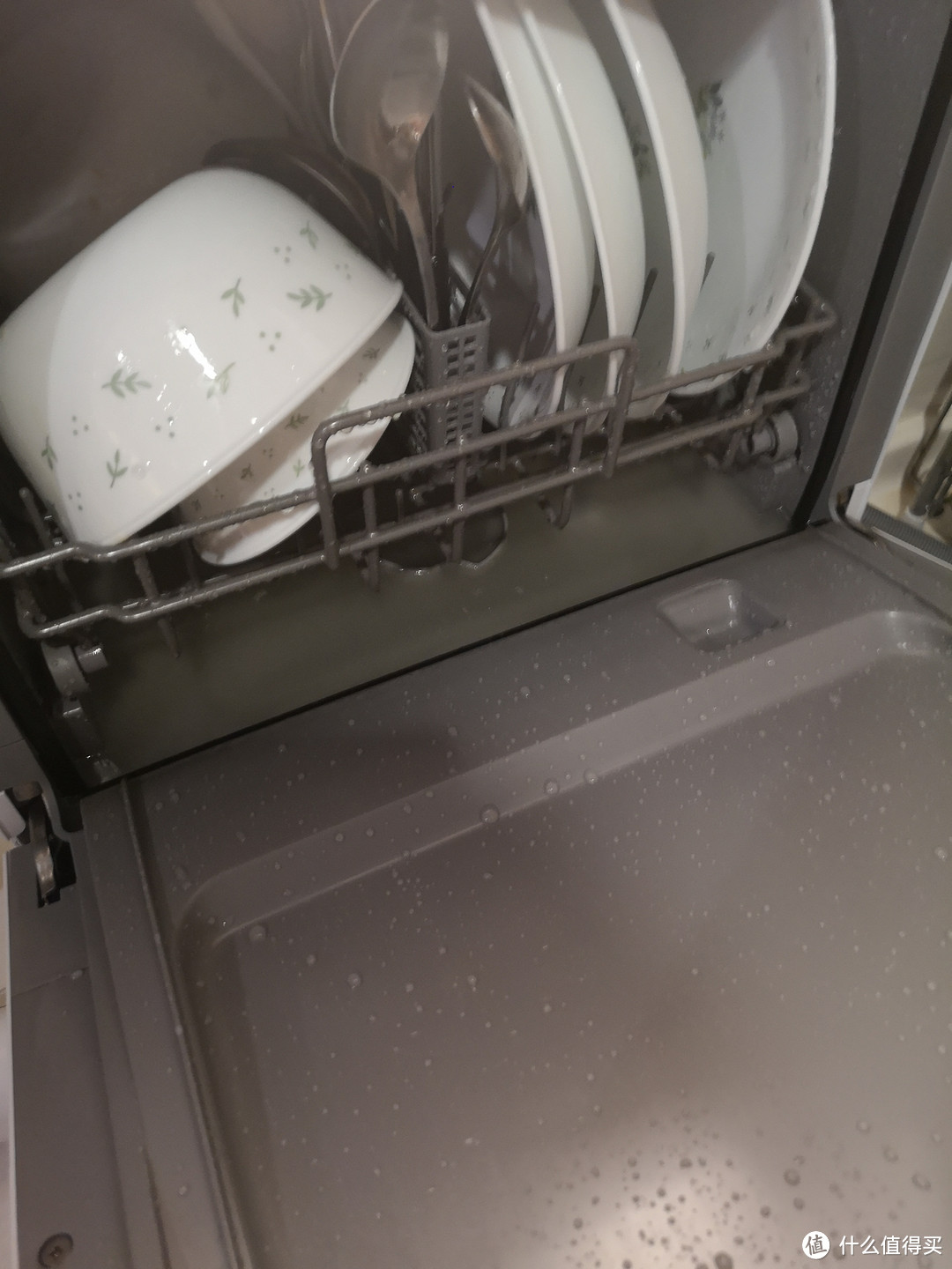 将洗碗槽滤摆放在不容易掉进底部的位置