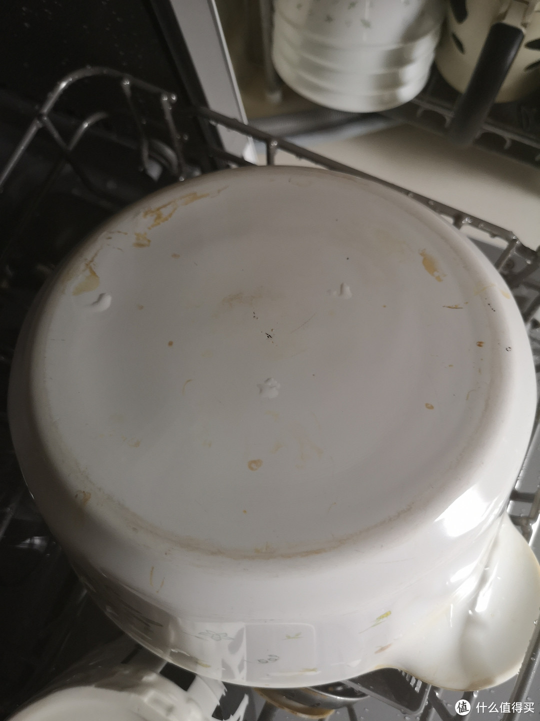 取出锅底还是很多污渍，除了磨损痕迹内的污渍还有一些附着在表面的污渍没有洗掉