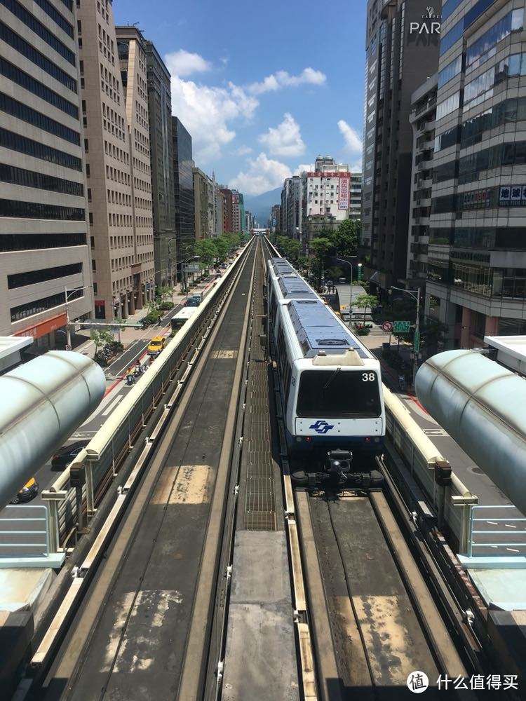 捷运文湖线到动物园站下车，猫空缆车就在旁边