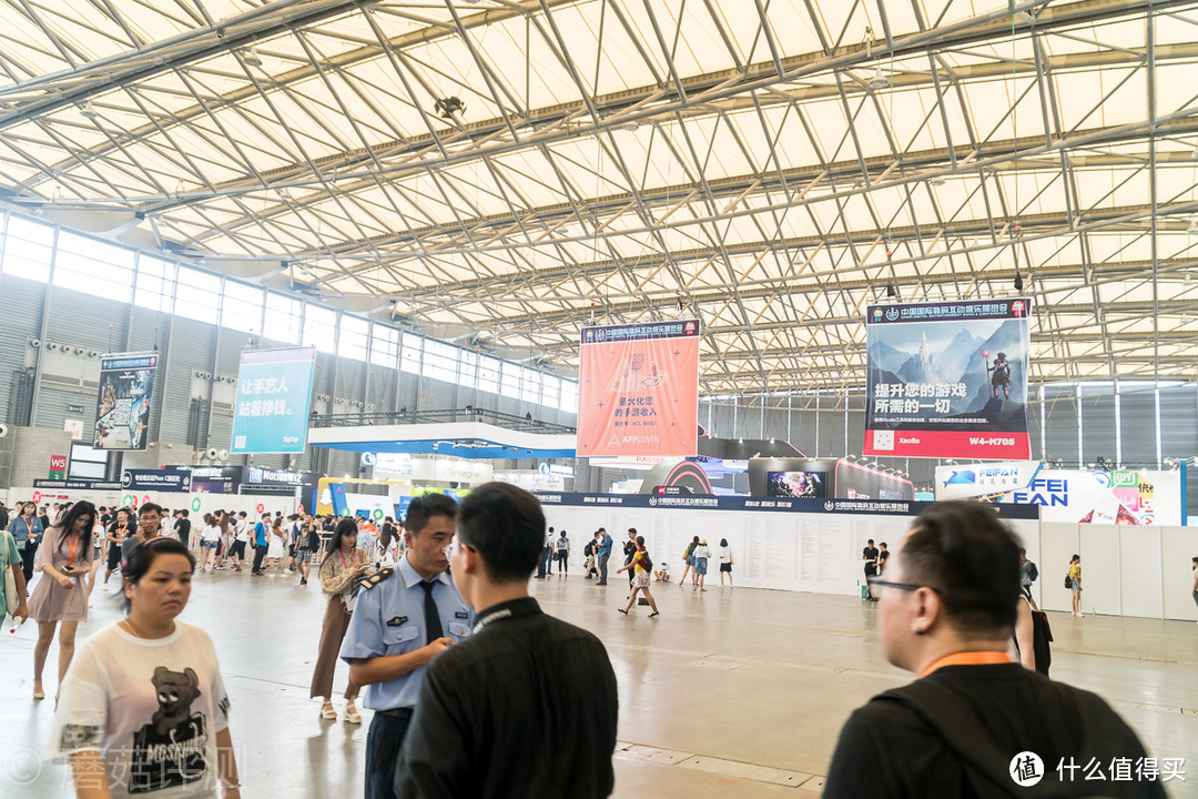 人山人海逛CJ、又闷又热挤死人！ChinaJoy 2018 蘑菇拍妹纸看硬件之旅