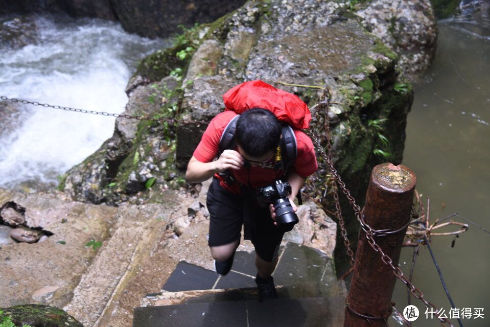 在青城山下了一场暴雨，幸好有防水罩