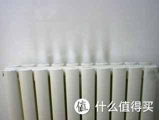 原因：暖气片发热，产生上升气流，把灰尘都带动起来，附着到墙上