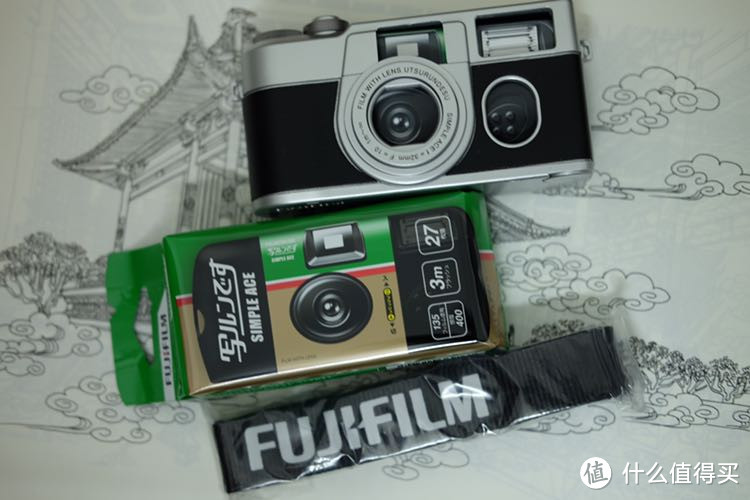 包装盒里的全部，一盒ISO400，27张的相机，相机外壳，相机肩带，贴纸2份