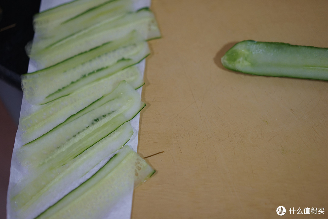 削好的黄瓜放在厨房纸上吸除除水分