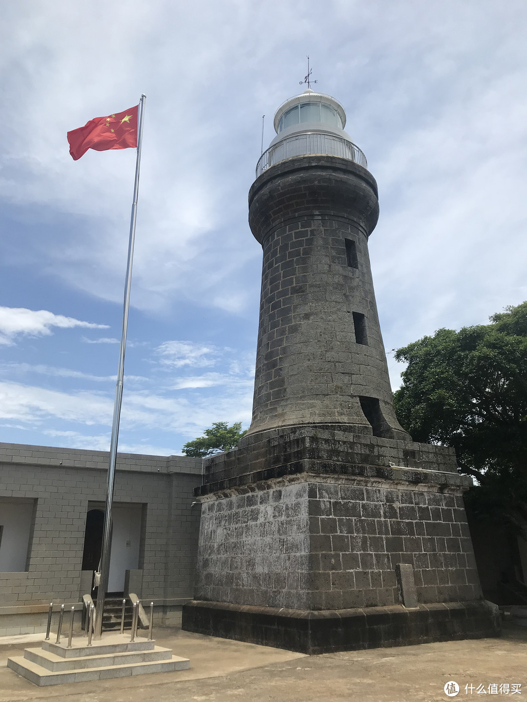 法国人在岛上建立的灯塔，如今红旗飘扬。