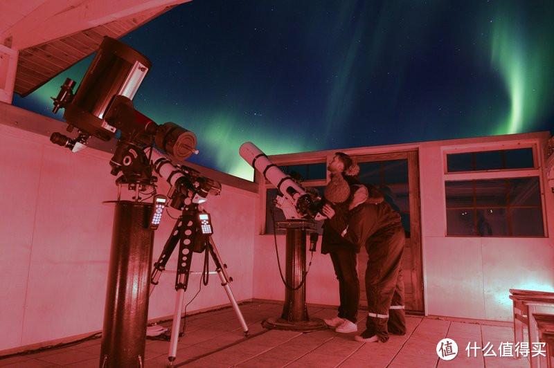 ▲ 酒店旁边还有一个小的天文台，工作人员指导观测