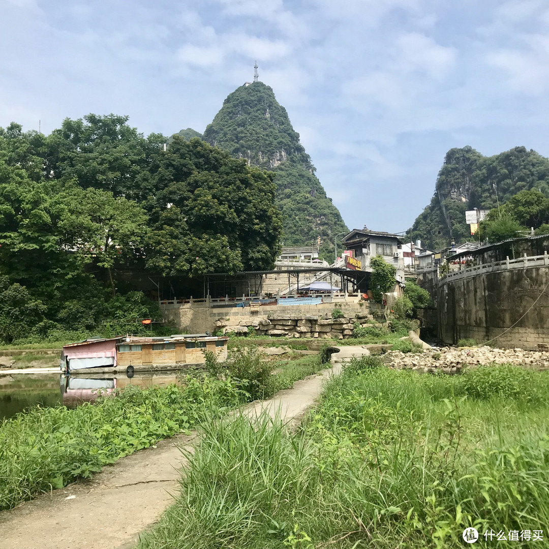 到达江边草原的路