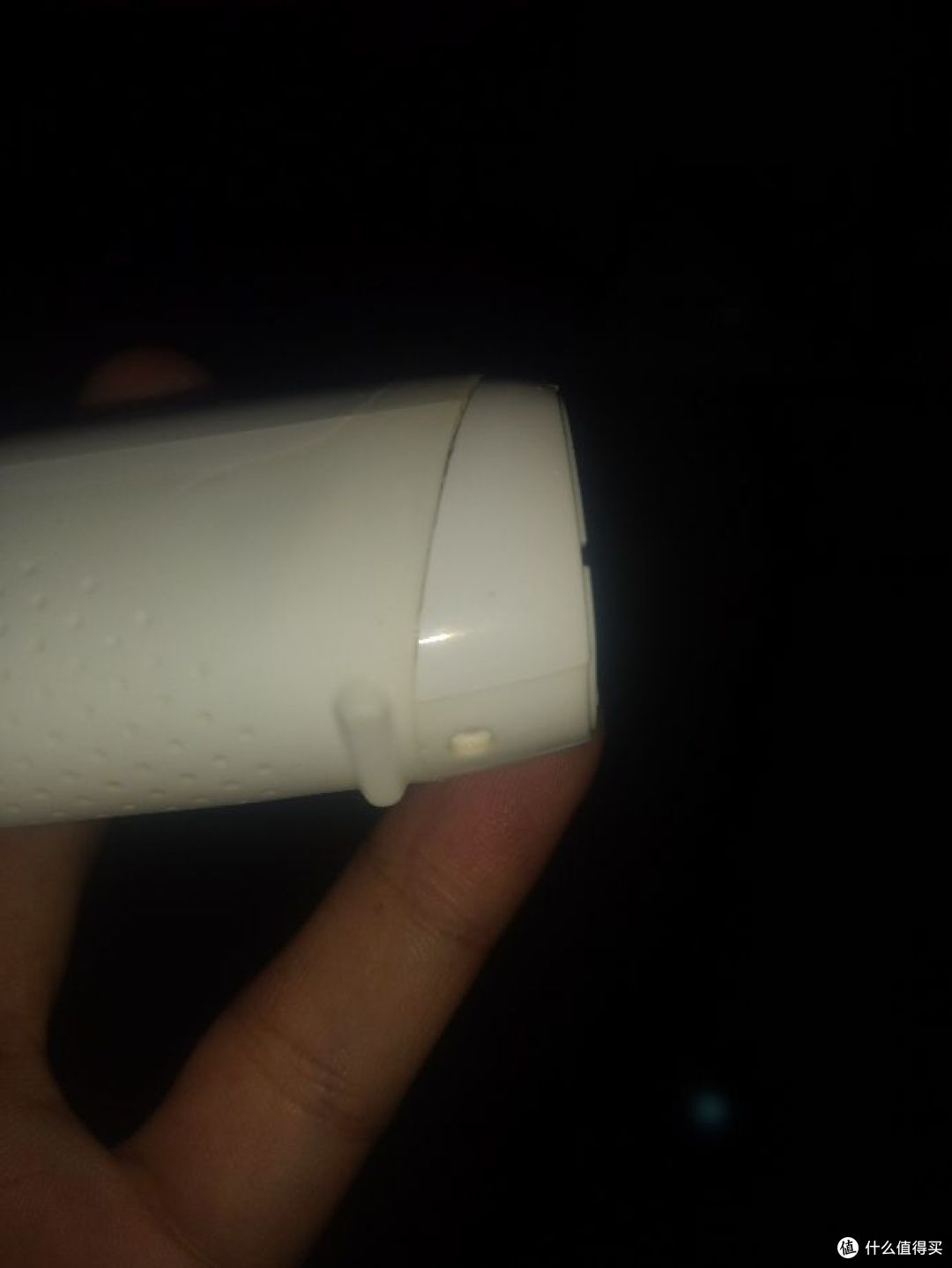 拆的方法就是从底部这个位置扣，我是用指甲的。