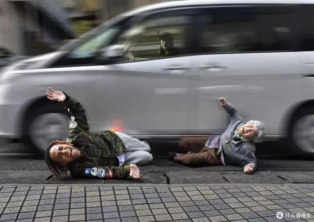 地心引力抓不住你!90岁老奶奶沉迷自拍...每天上蹿下跳,6得飞起