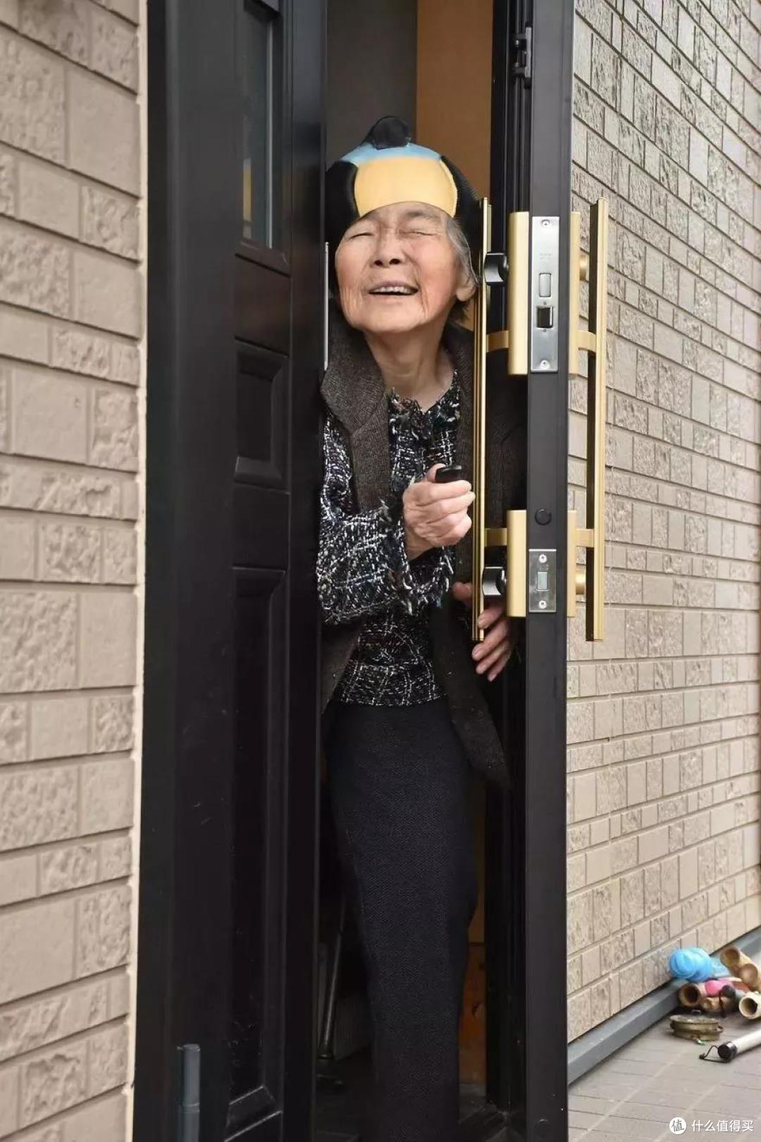 地心引力抓不住你!90岁老奶奶沉迷自拍...每天上蹿下跳,6得飞起