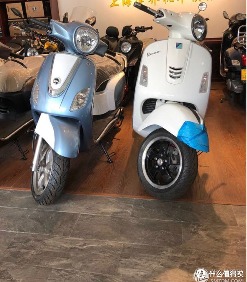 左边飞度3，右边vespa300