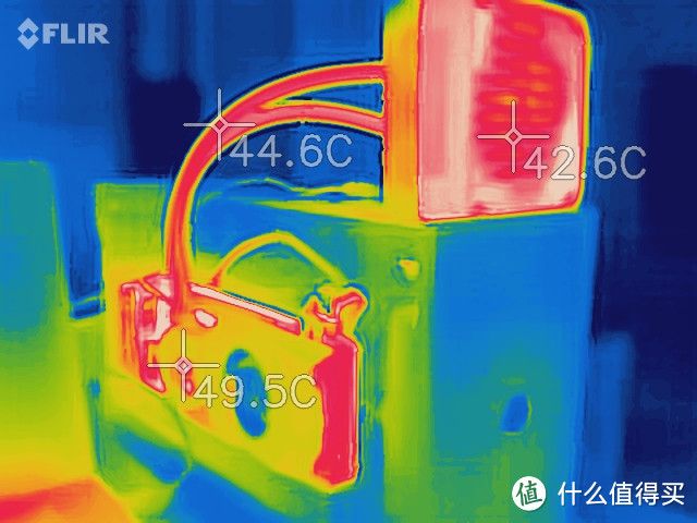 ▲ 改装水冷后EWBF烤机实测，烤机中热力图，整个管路的温度在45摄氏度左右，说明水冷的热交换效果还是不错的，不过除了核心处的温度外，其他的区域温度依然不低。