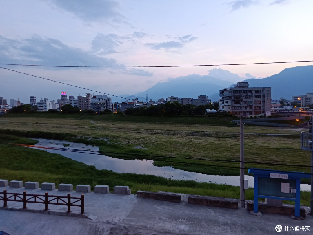 能看到对面右边楼房下的一个小圆顶房子吗，那是老板的另一间民宿，也叫两点一线，哪家有位置住在哪里