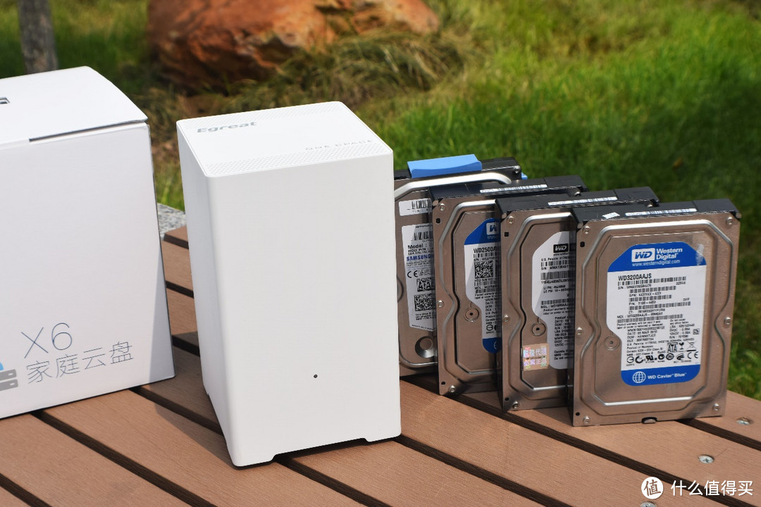 在外观设计上,亿格瑞x6家庭云盘采用了方型机身设计,体积较为小巧,仅