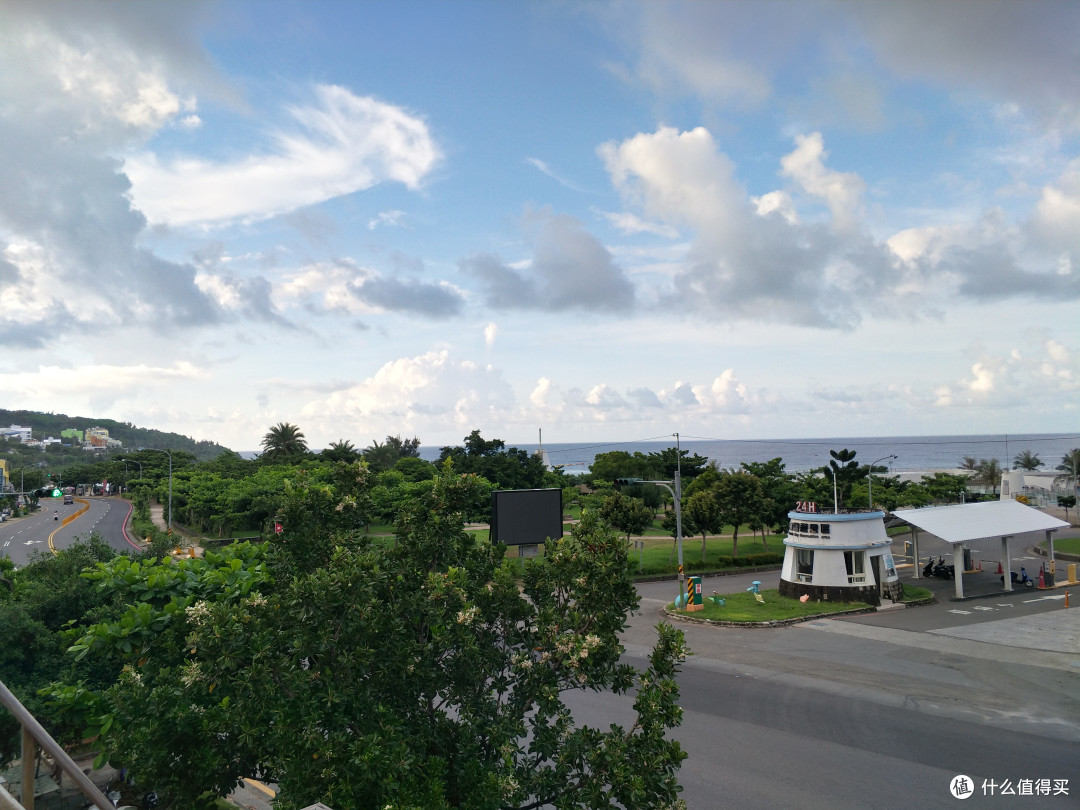 民宿小阳台正对面