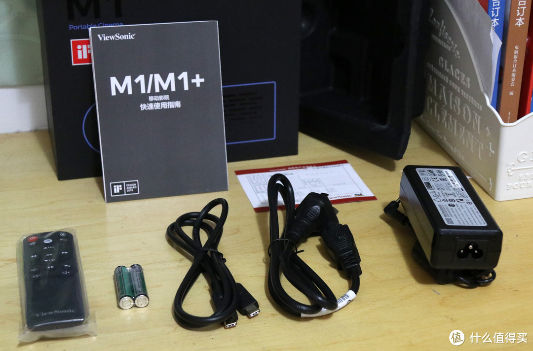 优派M1+包括了遥控器，电池，电源线，USB-C数据线，保修卡。