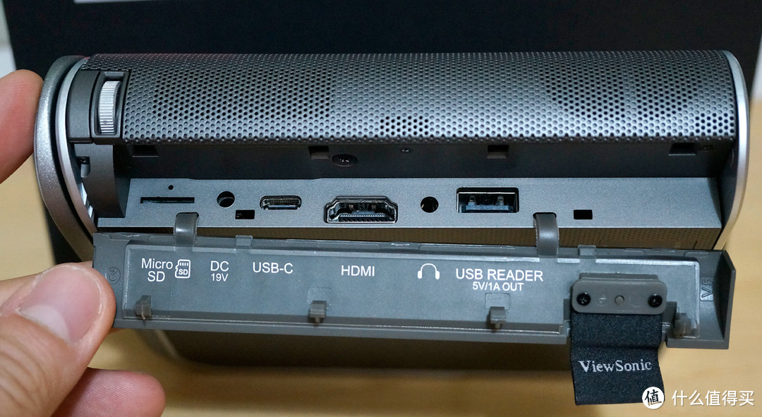 接口方面，优派M1+比可乐罐要多，包括了Micro SD，USB-C（仅支持MAC），HDMI和USB。