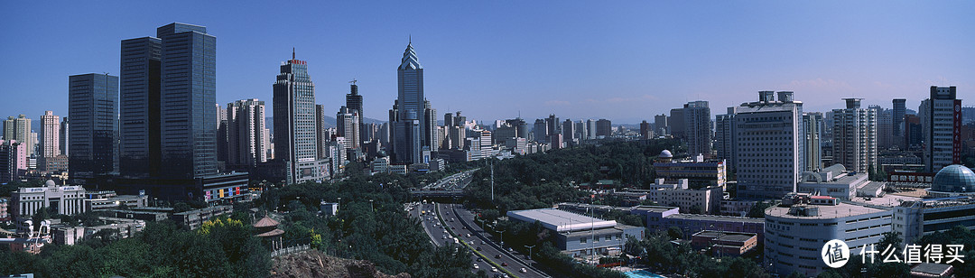 乌鲁木齐市全景，下方是河滩路